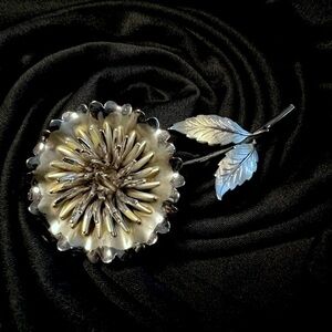 Vintage chrysanthemum flower 2 tone metal brooch